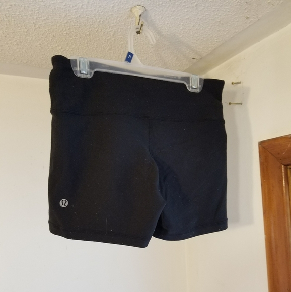 Lululemon reversible yoga shorts - Picture 4 of 5